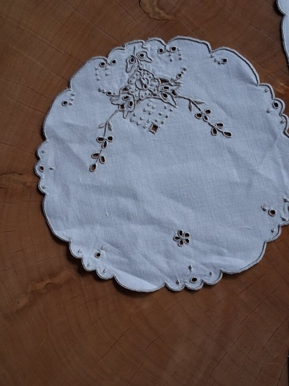 Vintage  Doily & Dresser Scarf Set – 5 Pc Mixed Sizes - Picture 2 of 11